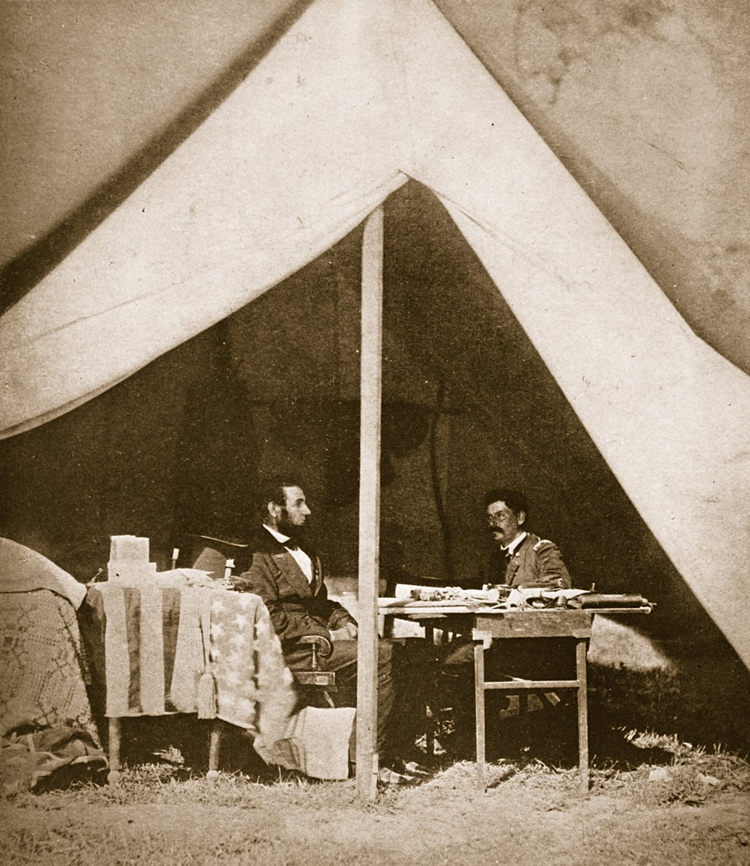 Presidentti Lincoln ja kenraali McCLellan McLellanin teltassa, Antietam, 4. lokakuuta 1862 tekijältä Mathew B. Brady