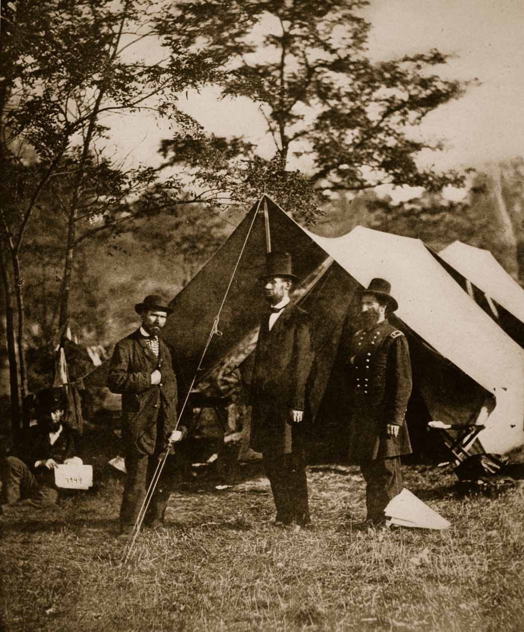 Presidentti Lincoln Sharpsburgissa lokakuussa 1862 tekijältä Mathew B. Brady