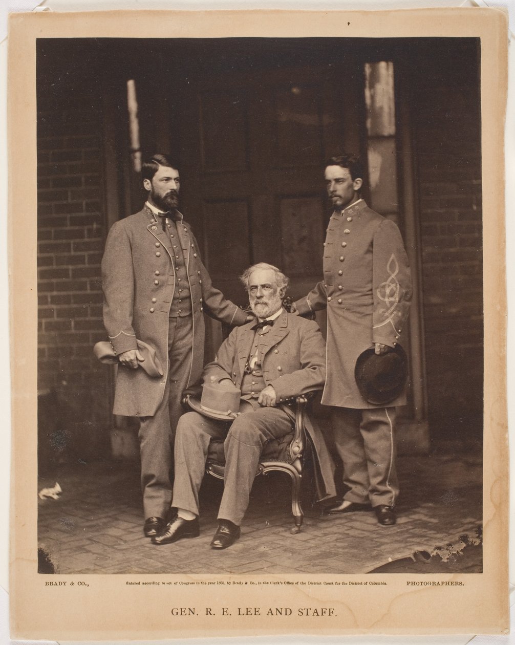 Kenraali Robert E Lee ja esikunta, 1865 (albumiprintti) tekijältä Mathew B. Brady