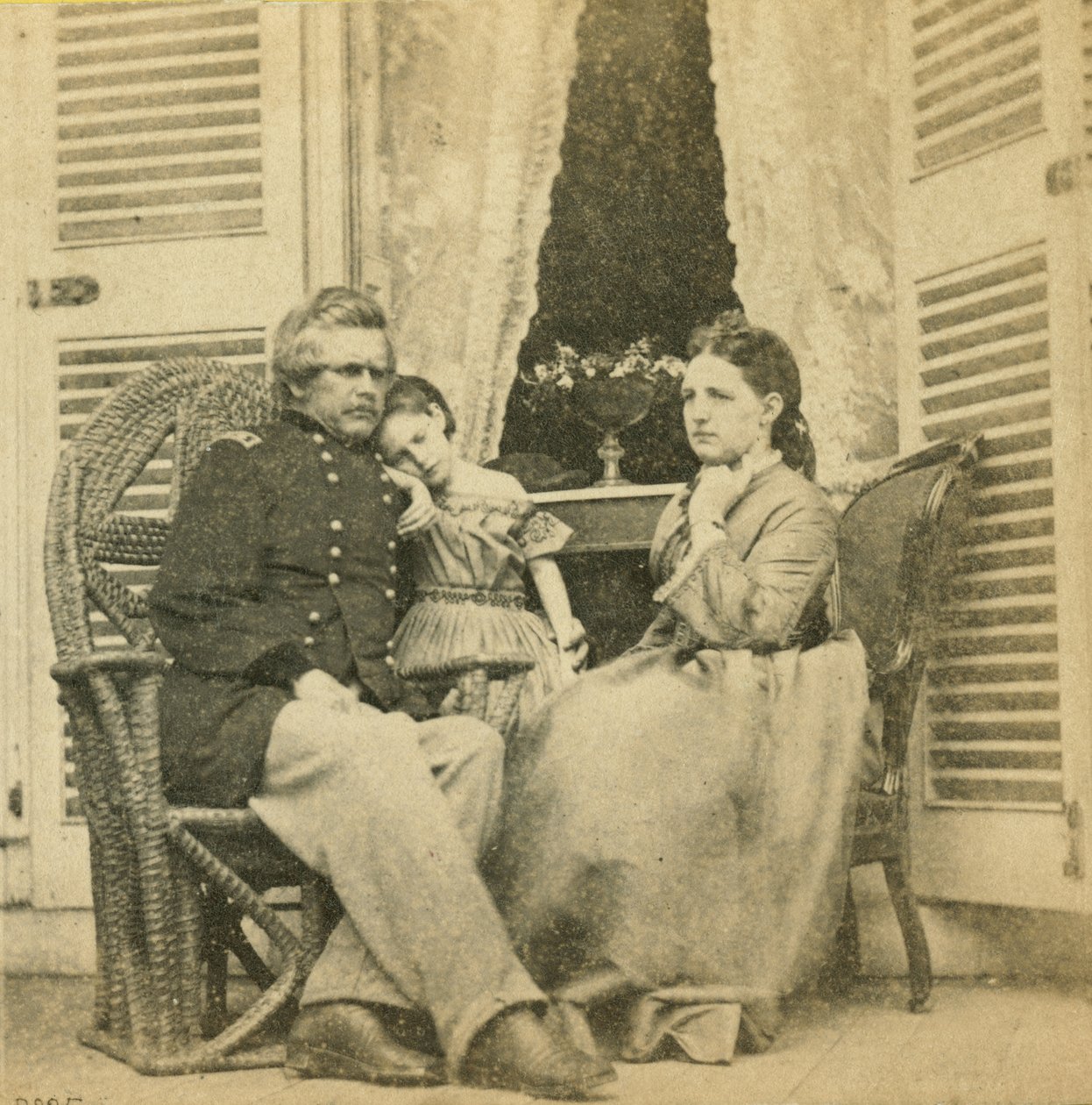 Kenraalimajuri Ord vaimonsa ja lapsensa kanssa kartanossa, jossa entinen Jefferson Davis, Richmond, Virginia, 1865 tekijältä Mathew B. Brady