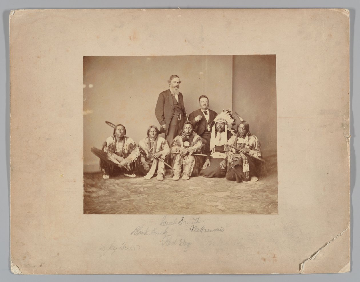 Kenraali J. E. Smith ja intiaanit tekijältä Mathew B. Brady