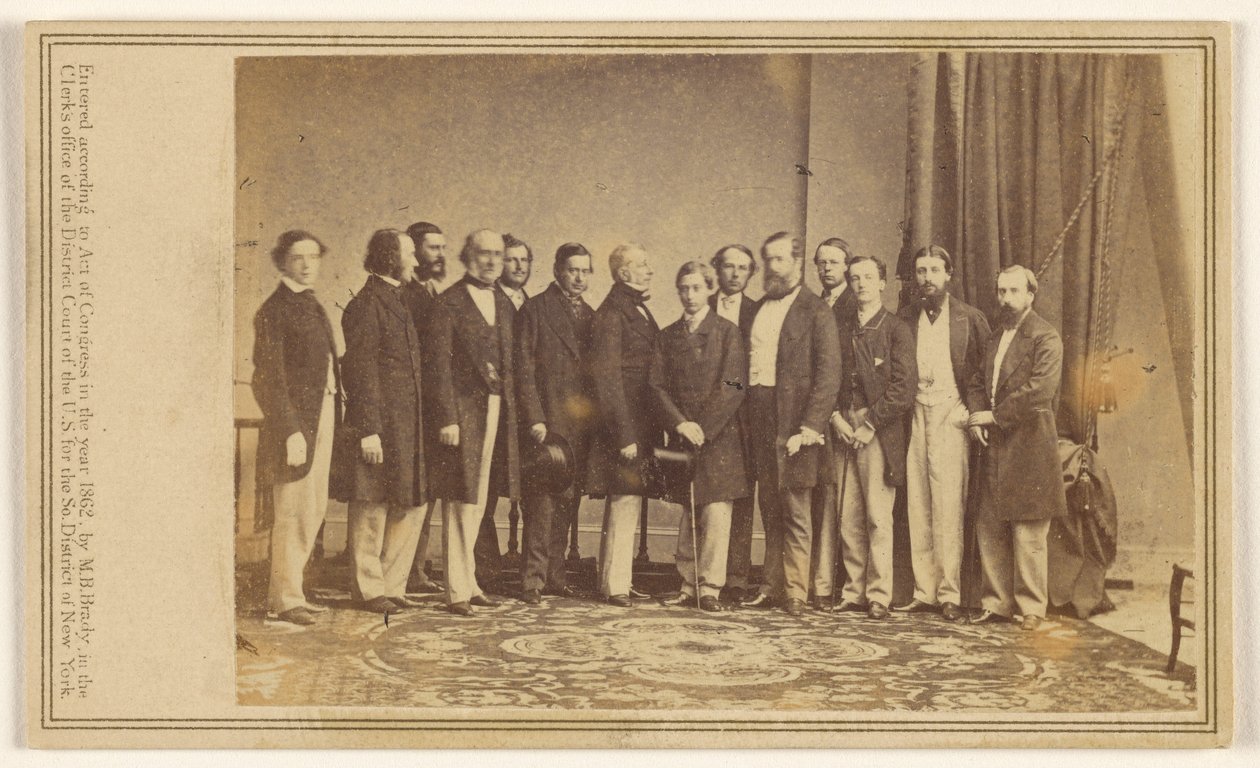 [Ryhmäkuva, jossa neljätoista miestä seisoo]. tekijältä Mathew B. Brady