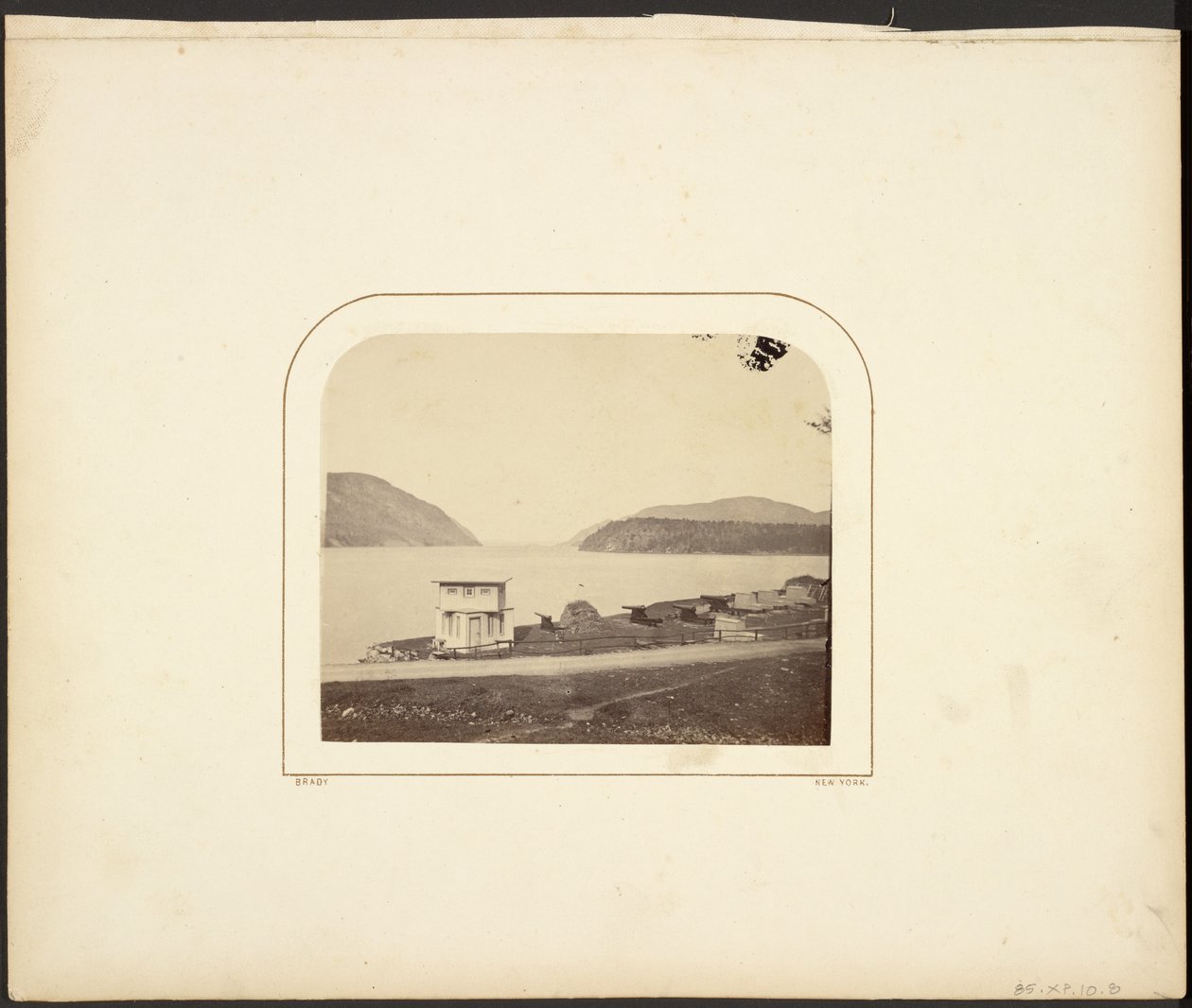 [Maisema, jossa on tykkejä] tekijältä Mathew B. Brady