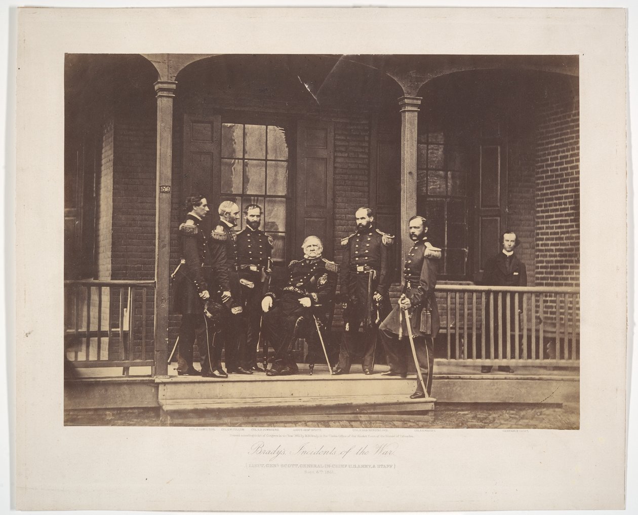 Kenraaliluutnantti Scott, Yhdysvaltain maavoimien ylipäällikkö, ja esikunta tekijältä Mathew B. Brady