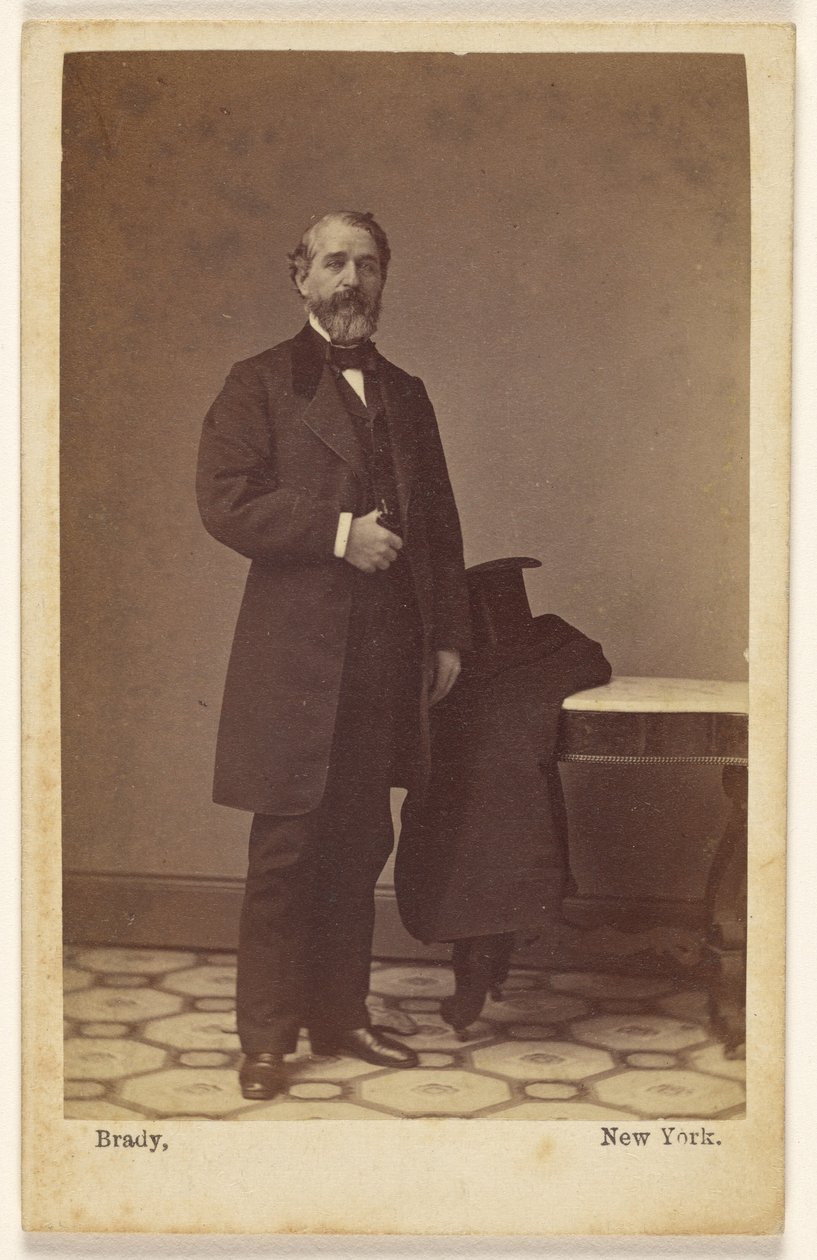 [Tunnistamaton parrakas mies seisoo; silinteri ja takki ovat lähellä olevalla pöydällä] tekijältä Mathew B. Brady
