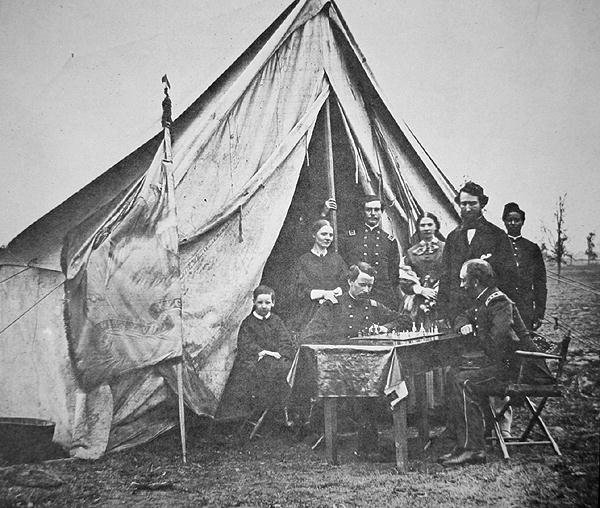 Eversti James P. McMahon perheen ja ystävien kanssa pelaamassa shakkia 164. New Yorkin jalkaväkirykmentin esikunnassa (m/v kuva) tekijältä Mathew Brady