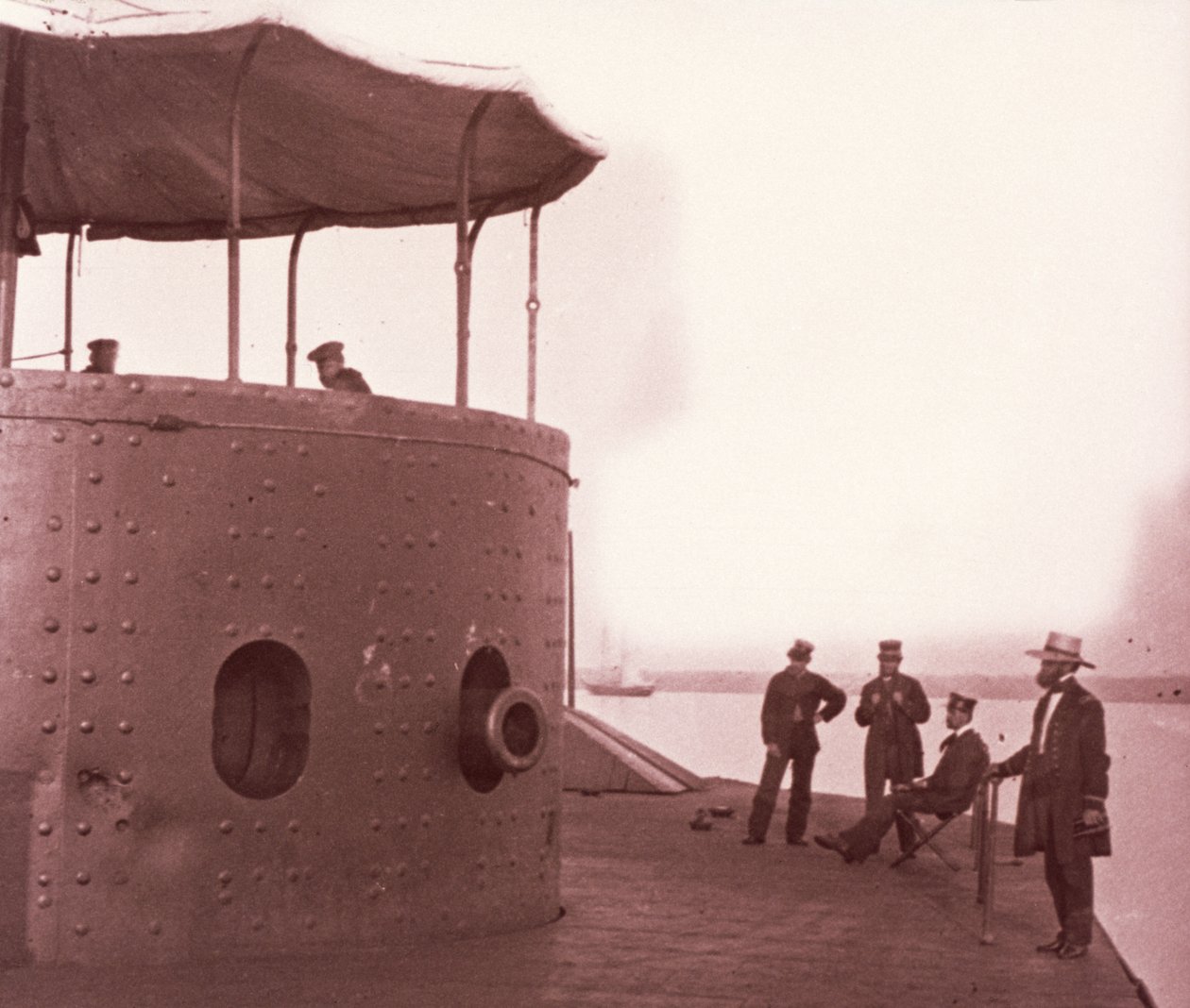 Miehistö USS Monitorin kannella, n. 1862 (seepiaprintti) tekijältä Mathew Brady