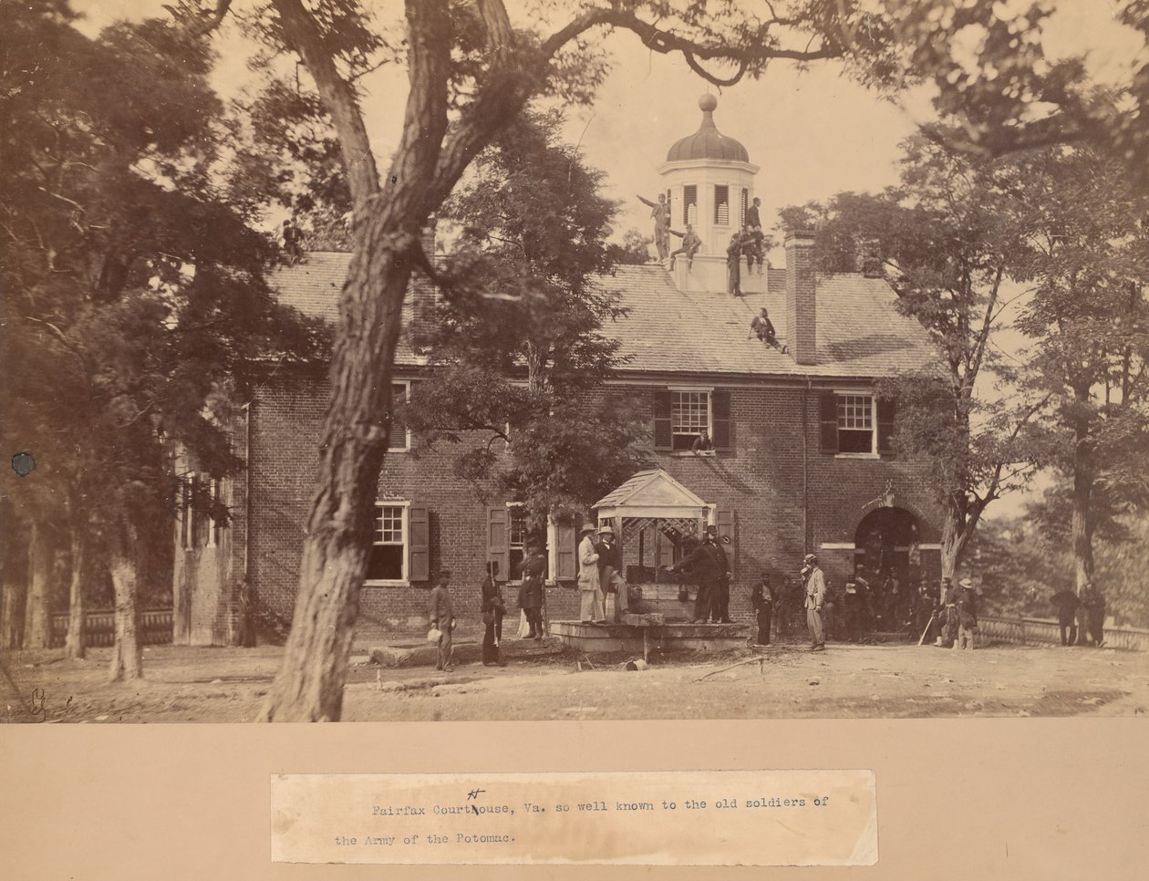 Fairfax Court House, Virginia, Union Soldiers edessä ja katolla, 1863. tekijältä Mathew Brady