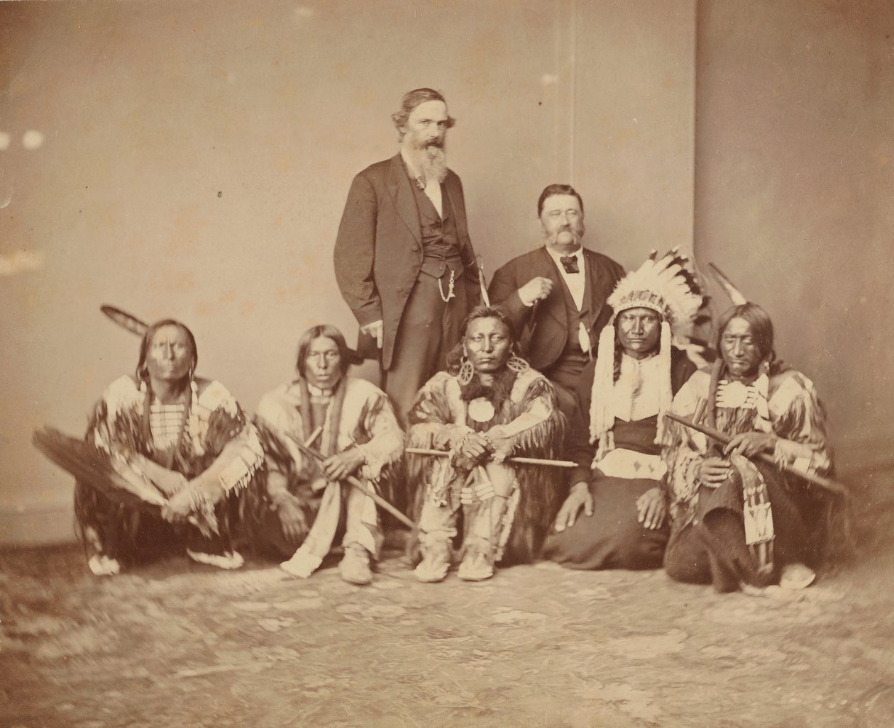 Kenraali J. E. Smith ja intiaanit, 1870-luku. tekijältä Mathew Brady