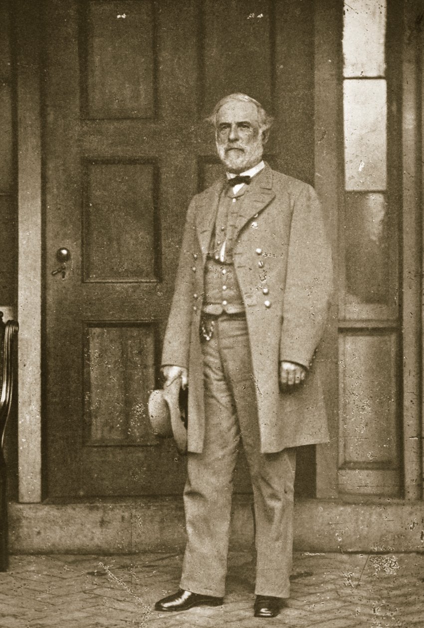 Kenraali Robert E. Lee seisomassa talonsa ulkopuolella Richmondissa huhtikuussa 1865 tekijältä Mathew B. Brady