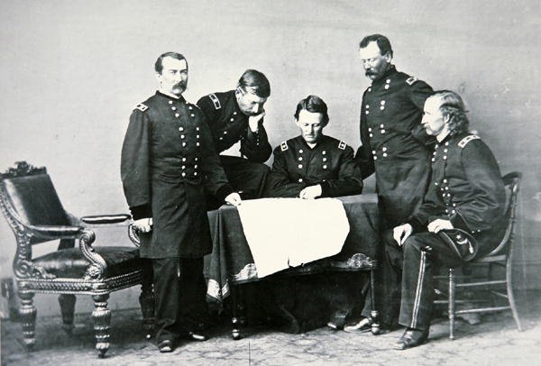 Kenraali Sheridan (1831-88) neuvottelussa esikuntansa, mukaan lukien George Custerin (1839-76) kanssa (m/v kuva) tekijältä Mathew Brady