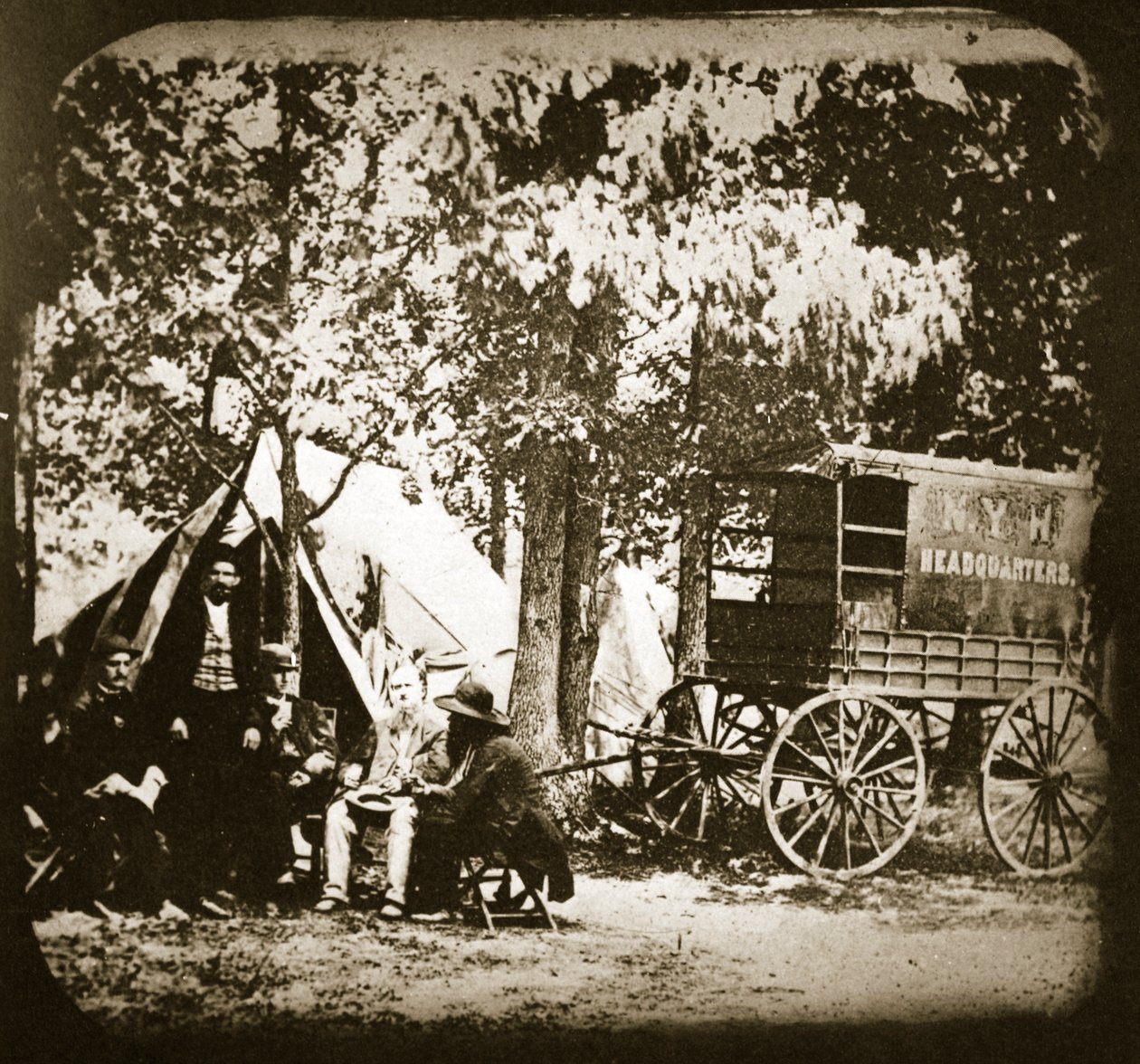 New York Heraldin päämaja kentällä Culpeper Court Housessa, 1863 tekijältä Mathew B. Brady