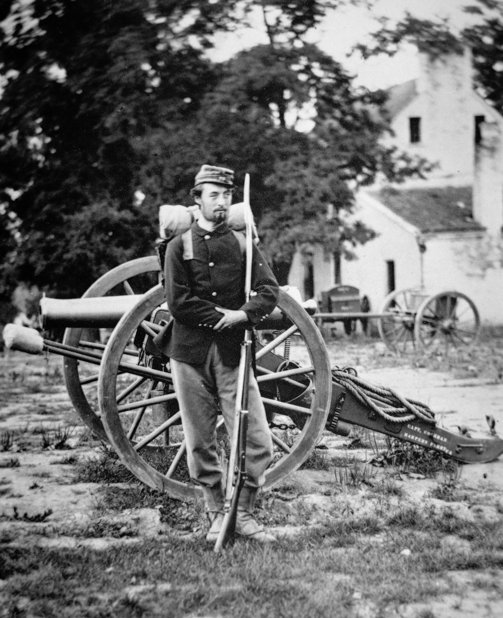 Yksityinen D.W.C. Arnold, Union Army, valokuvattu lähellä Harper
