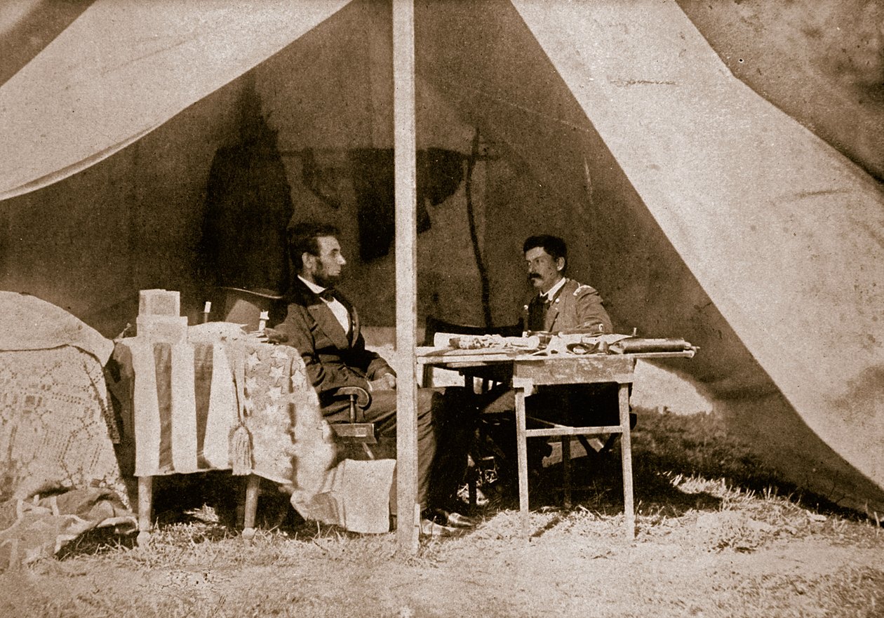 Presidentti Lincolnin ja kenraali McClellanin viimeinen haastattelu Antietamissa, 1862 tekijältä Mathew B. Brady