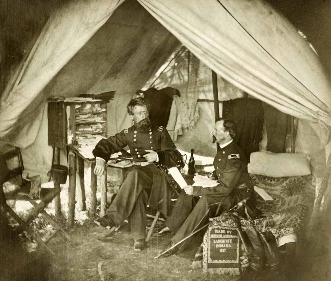 Kenraali Jefferson C. Davis ja upseeri Istuvat teltassa, pub.1861 (kuva) tekijältä Mathew and studio Brady