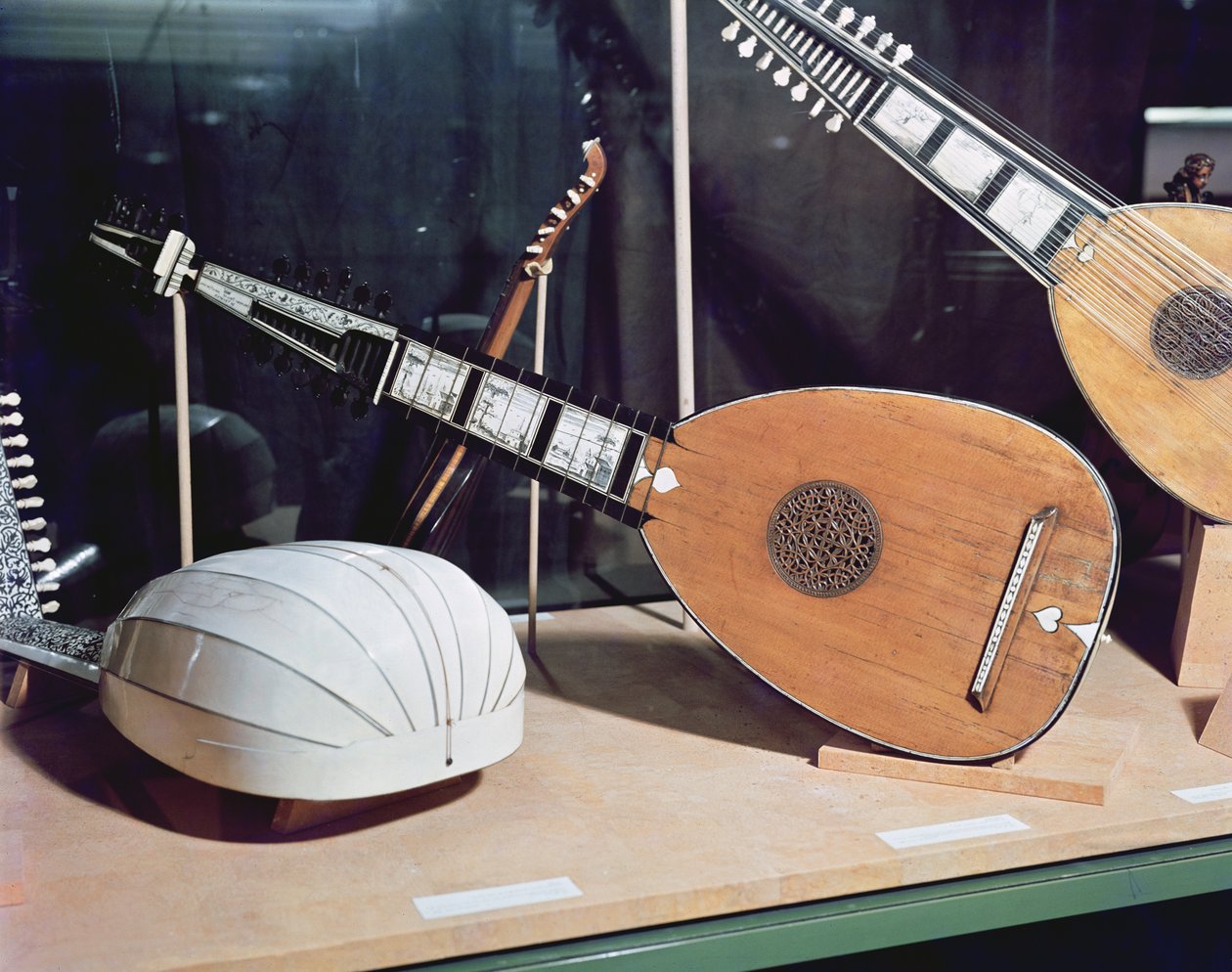 Theorbo, 1637 tekijältä Matteo Sallas