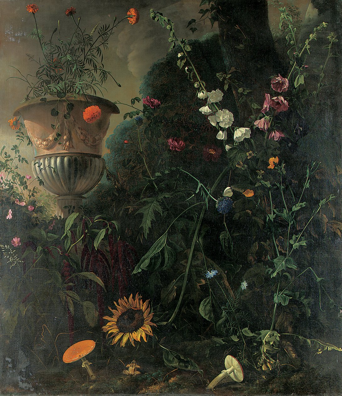 Hollyhocks, ruusut, sininen pitsikukka, auringonkukka ja myrkkysienet, kehäkukka uurnassa puun vieressä tekijältä Matthias Withoos