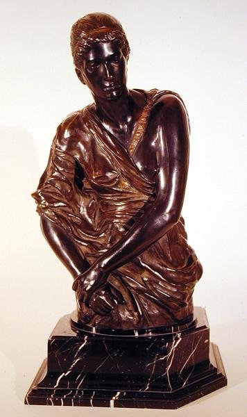 Cassandra, n. 1895 (pronssi marmorialustalla) tekijältä Max Klinger