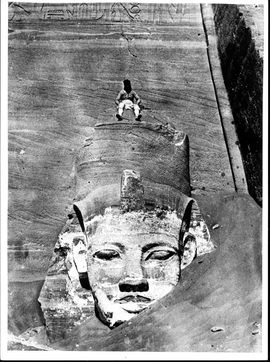 Egyptiläinen istuu valtavalla kuninkaan hahmolla Ramses II:n suuresta temppelistä Abu Simbelissa, 29. maaliskuuta 1850 tekijältä Maxime Du Camp