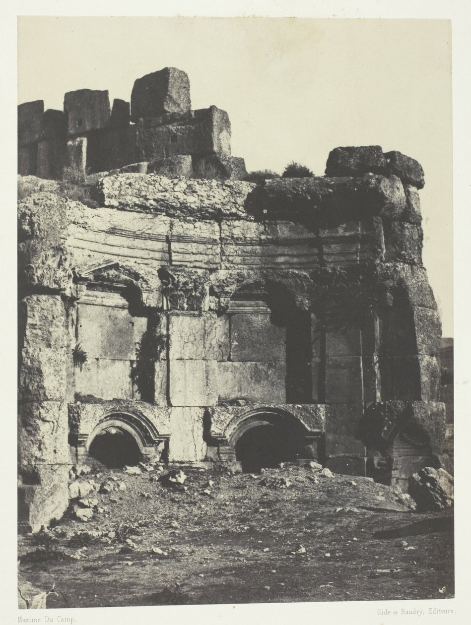 Baalbeck (Heliopolis), auringon ja Jupiterin temppeleiden kehä; Syyria. tekijältä Maxime Du Camp