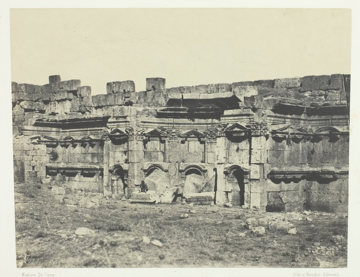 Baalbeck, Auringon ja Jupiterin temppelien kotelon sisustus, Syyria, 184951, painettu 1852. tekijältä Maxime Du Camp