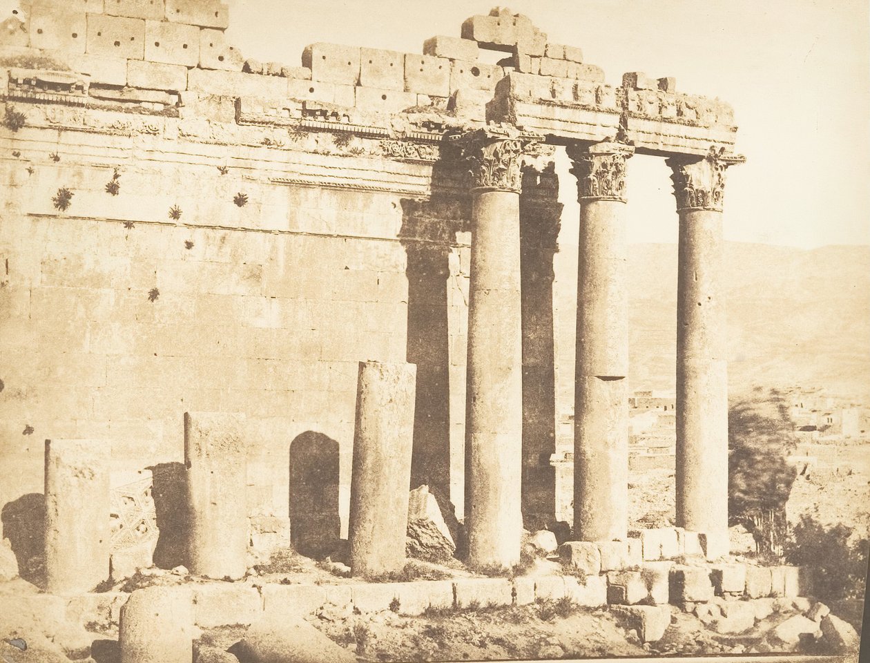 Jupiterin temppelin läntinen pylväikkö, Baâlbek Heliopolis, 15. syyskuuta 1850. tekijältä Maxime Du Camp