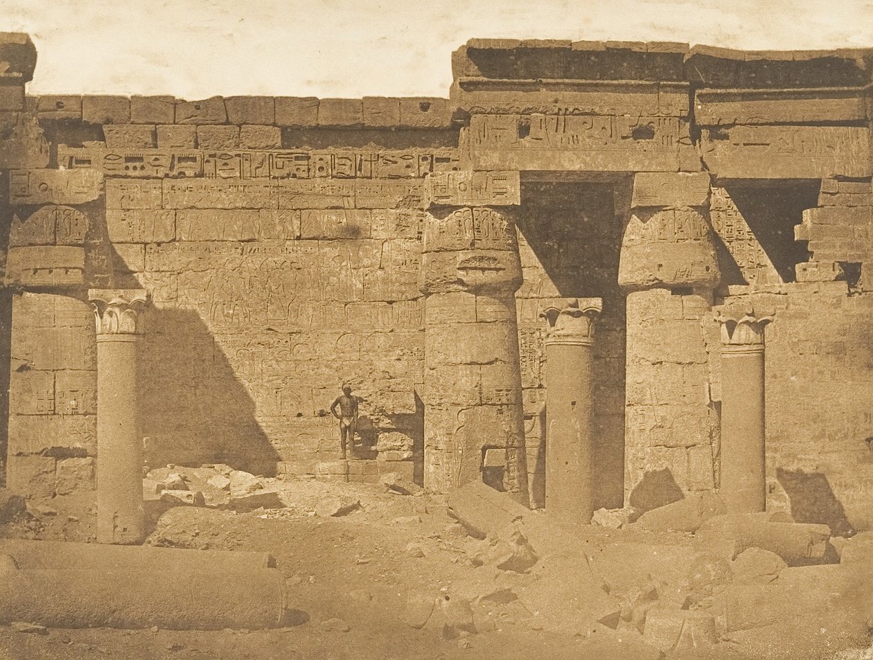 Rhamses-Meiamounin palatsin sisäpiha Medinet-habou Thebesissa Koptilaisen kirkon jäännökset, 1849-50. tekijältä Maxime Du Camp