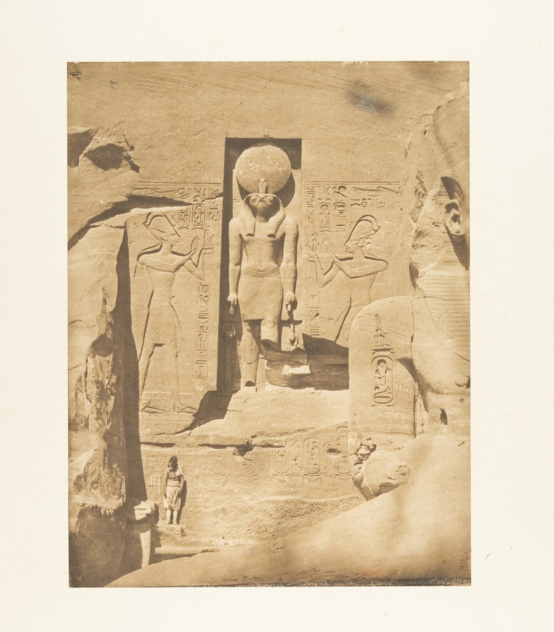 Dekoration des Eingangs des großen Spéos von Abousembil (Der Gott Phré empfängt die Opfergaben von Ramses dem Großen) tekijältä Maxime Du Camp