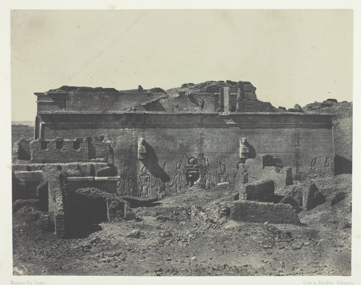 Takajulkisivu, suuri Dendera Teutyresin temppeli, Ylä-Egypti, 184951, painettu 1852. tekijältä Maxime Du Camp