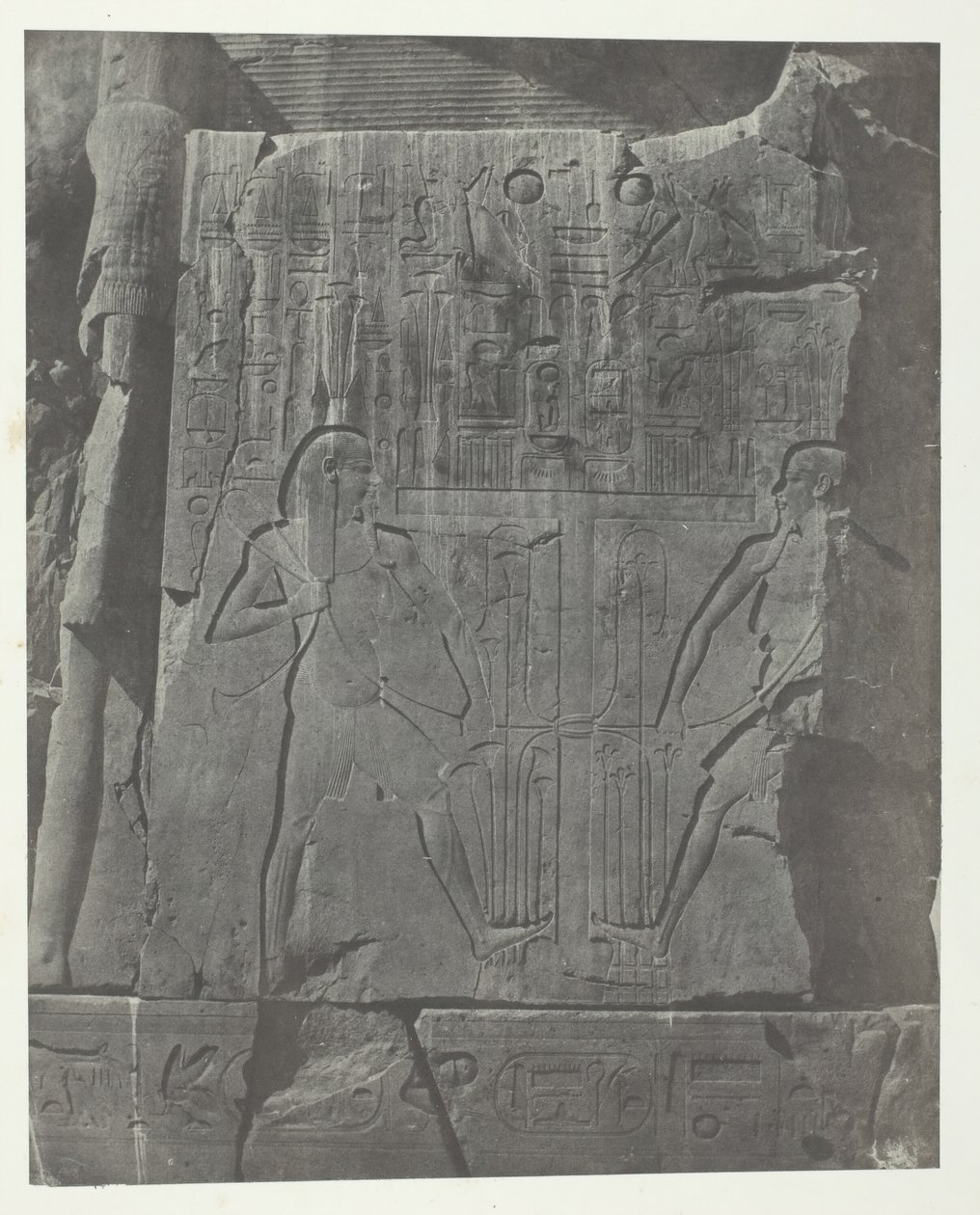 Gournah, veistoksia Colossin valtaistuimelta, Thebes, 184951, painettu 1852. tekijältä Maxime Du Camp