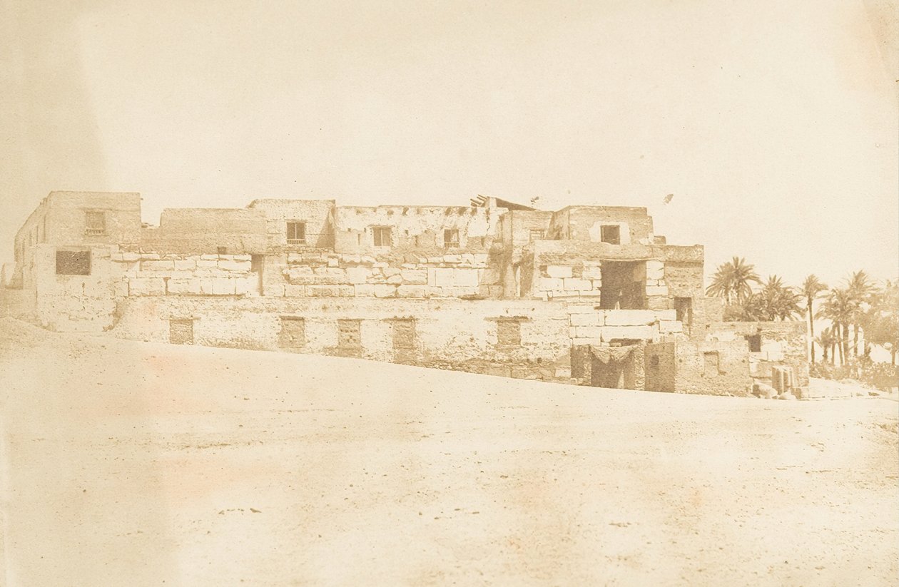Luxorin spandrelin miehistön asunto, rakennettu palatsin terassille, 1849-50. tekijältä Maxime Du Camp