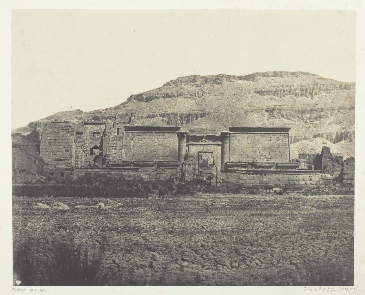 Medinet-Habou, Yleinen näkymä vuorille, Thebes, 184951, painettu 1852. tekijältä Maxime Du Camp