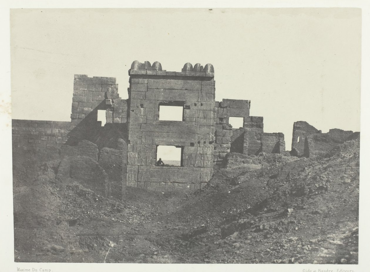 Medinet-Habou, Ramses-Mèiamounin Gyneceumin itäinen julkisivu, Thebes, 184951, painettu 1852. tekijältä Maxime Du Camp