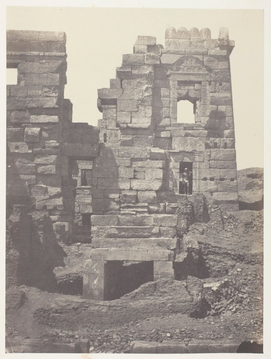 Medinet-Habou, Gynécée de Ramsès-Méiamounin pohjoinen julkisivu; Thebes tekijältä Maxime Du Camp