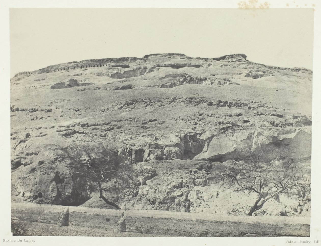 Muinaisen Lycopoliksen hautausmaa, Ylä-Egypti, 184951, painettu 1852. tekijältä Maxime Du Camp