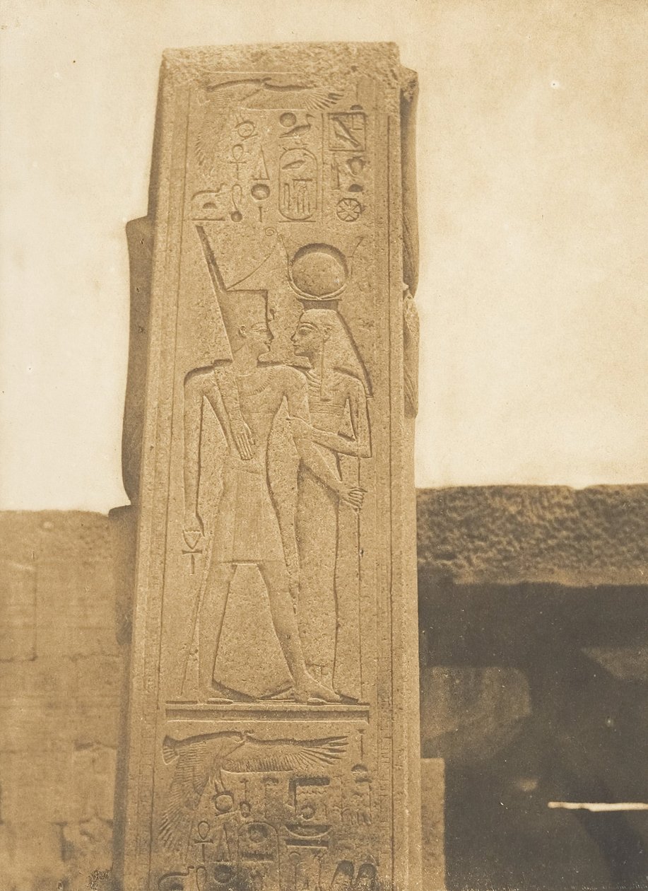 Karnacin palatsin graniittisen pyhäkön pilari Thothmes III:ta edustava bareljeef..., 1849-50. tekijältä Maxime Du Camp