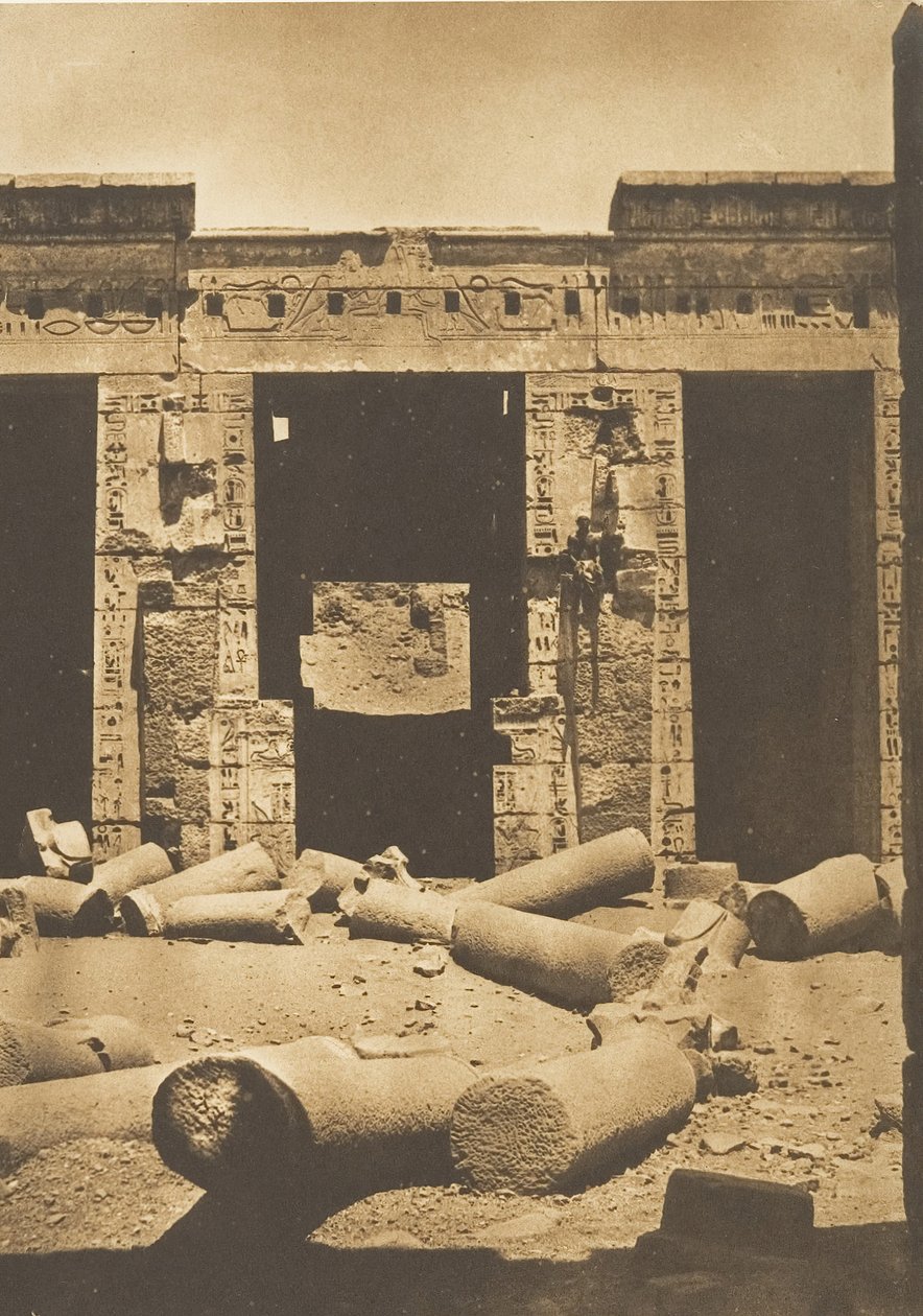 Pilarit Rhamses-Meiamounin palatsin pihalla Medinet-habou Thebesissa, 1849-50. tekijältä Maxime Du Camp