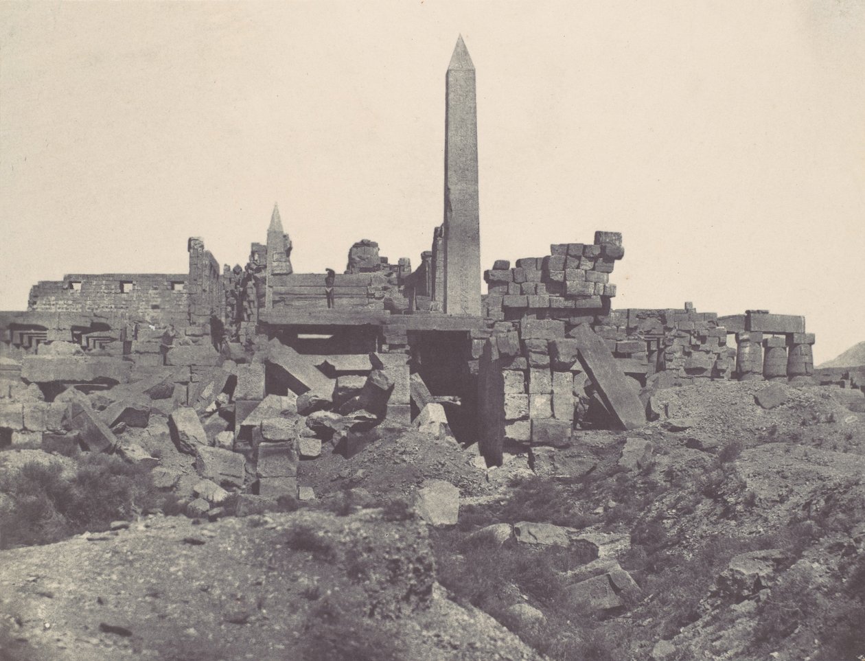 Thebes. Karnakin palatsi. Granite Sanctuary ja Hypostyle Hall, 1850. tekijältä Maxime Du Camp