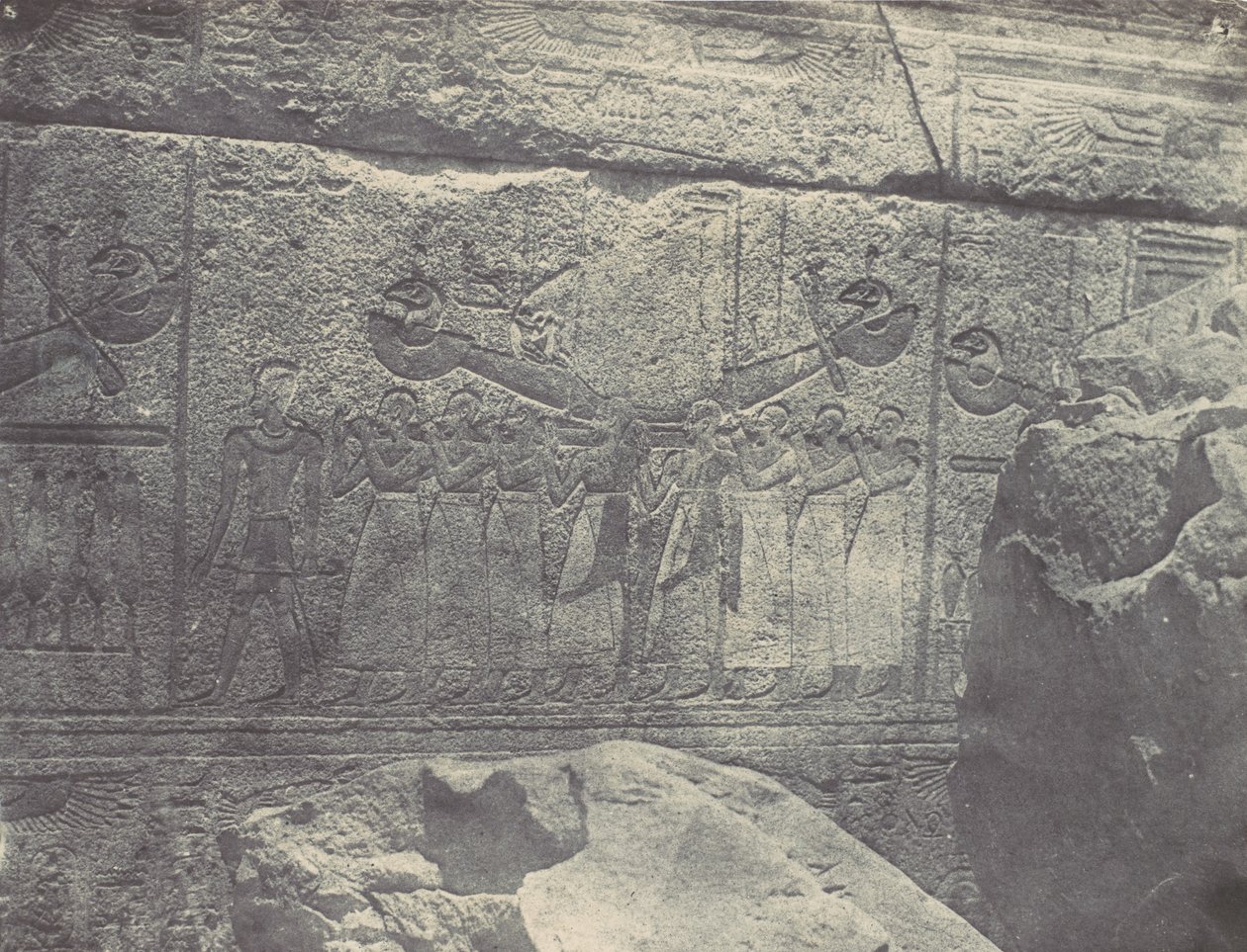 Thebes. Karnakin palatsi. Graniittipyhäkön ulkoveistoksia, 1850. tekijältä Maxime Du Camp