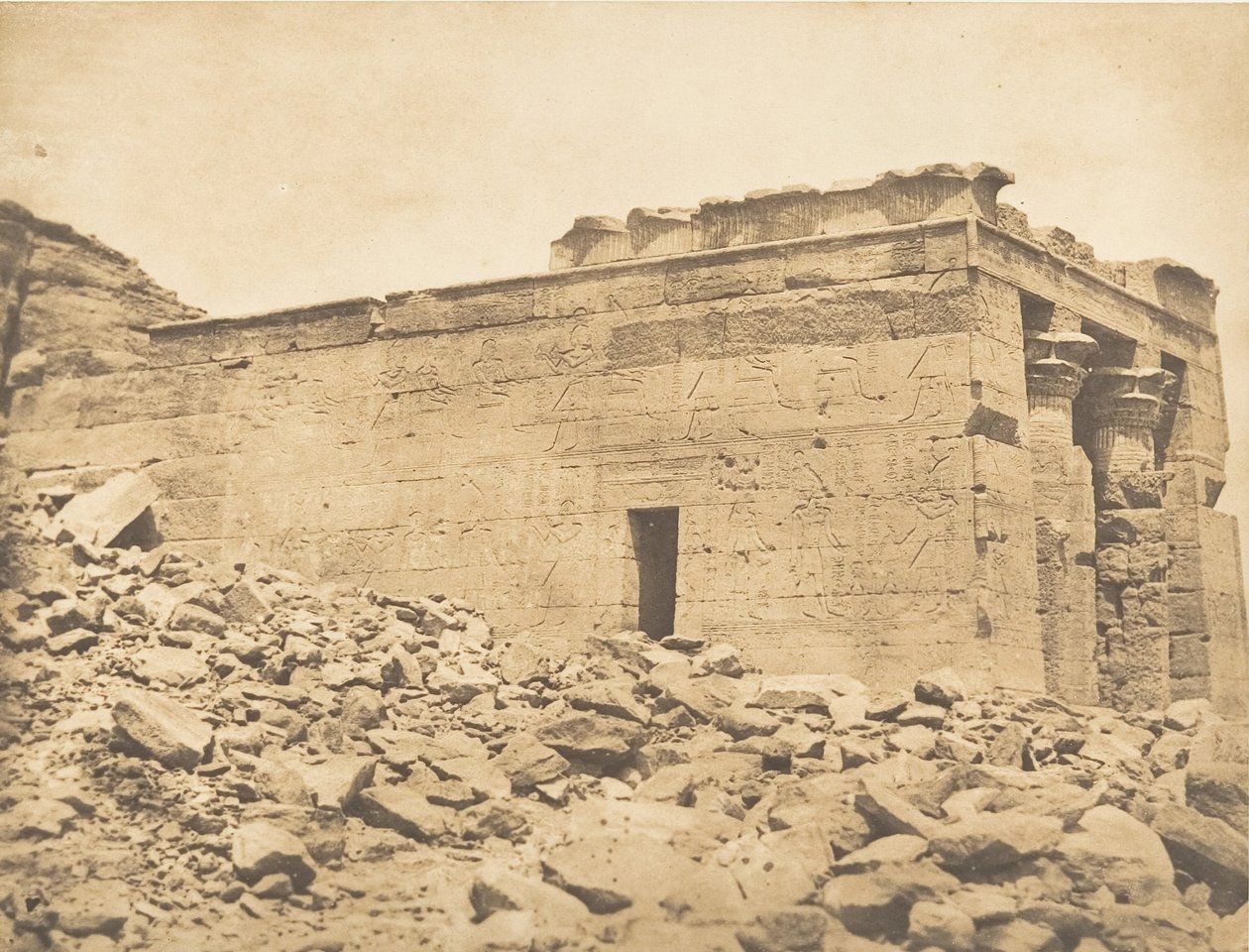Näkymä Dandourin trooppisen syövän temppelin pronaosta, 7. huhtikuuta 1850. tekijältä Maxime Du Camp