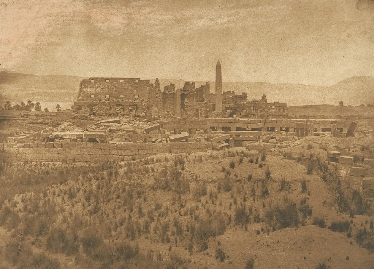Yleiskuva Karnacin palatsin raunioista idästä otettuna - Thebes, 1849-50. tekijältä Maxime Du Camp