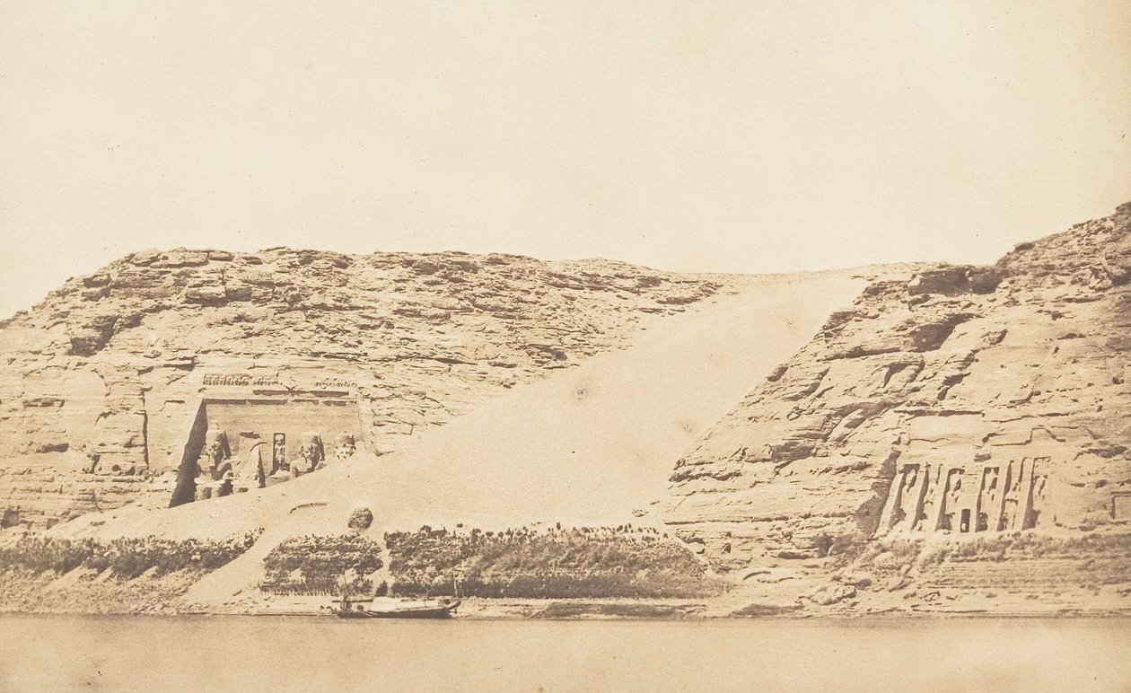Yleiskuva Phrén ja Athorin Speosista Abousemblilissä, otettu saarelta 29. maaliskuuta 1850. tekijältä Maxime Du Camp
