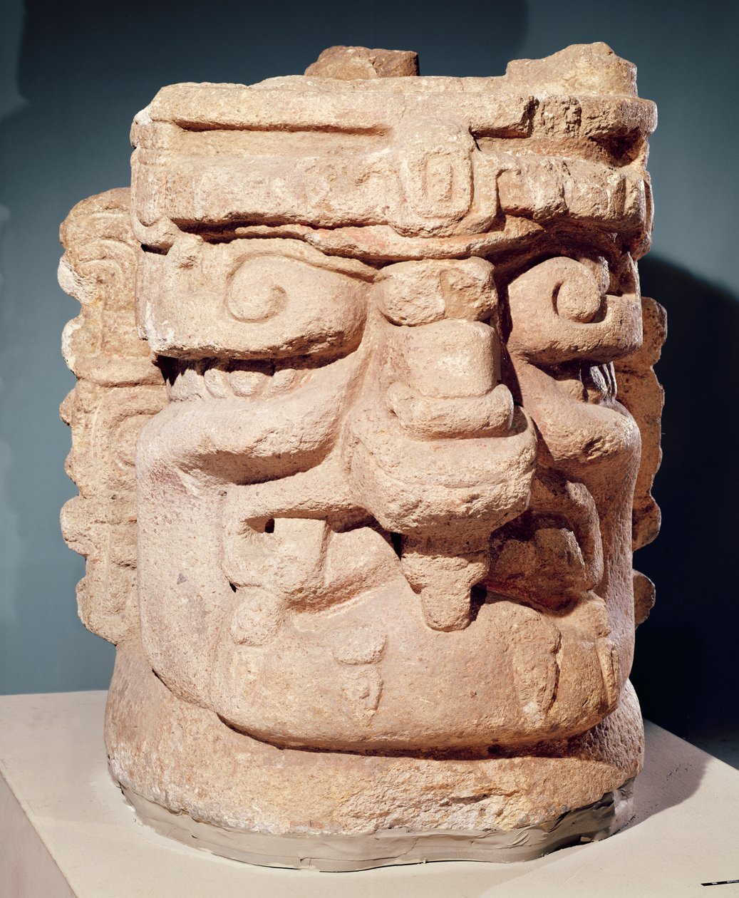 Antropomorfinen pää, luultavasti suitsutusastia, n. 1000-1500 (kalkkikivi) tekijältä Mayan