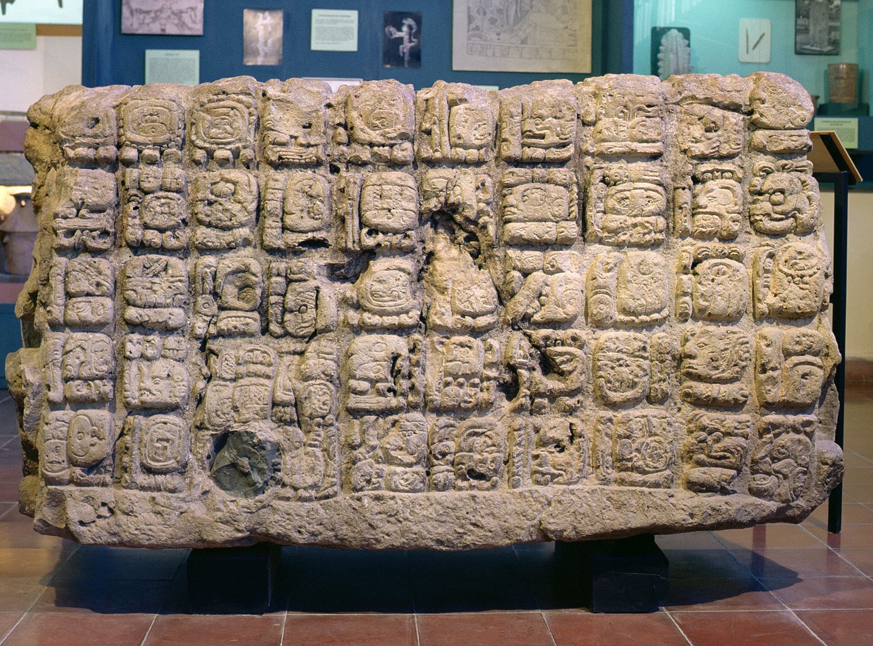 Altar U:n takaosa Copanista, myöhäisklassinen aika (795 jKr.) tekijältä Mayan