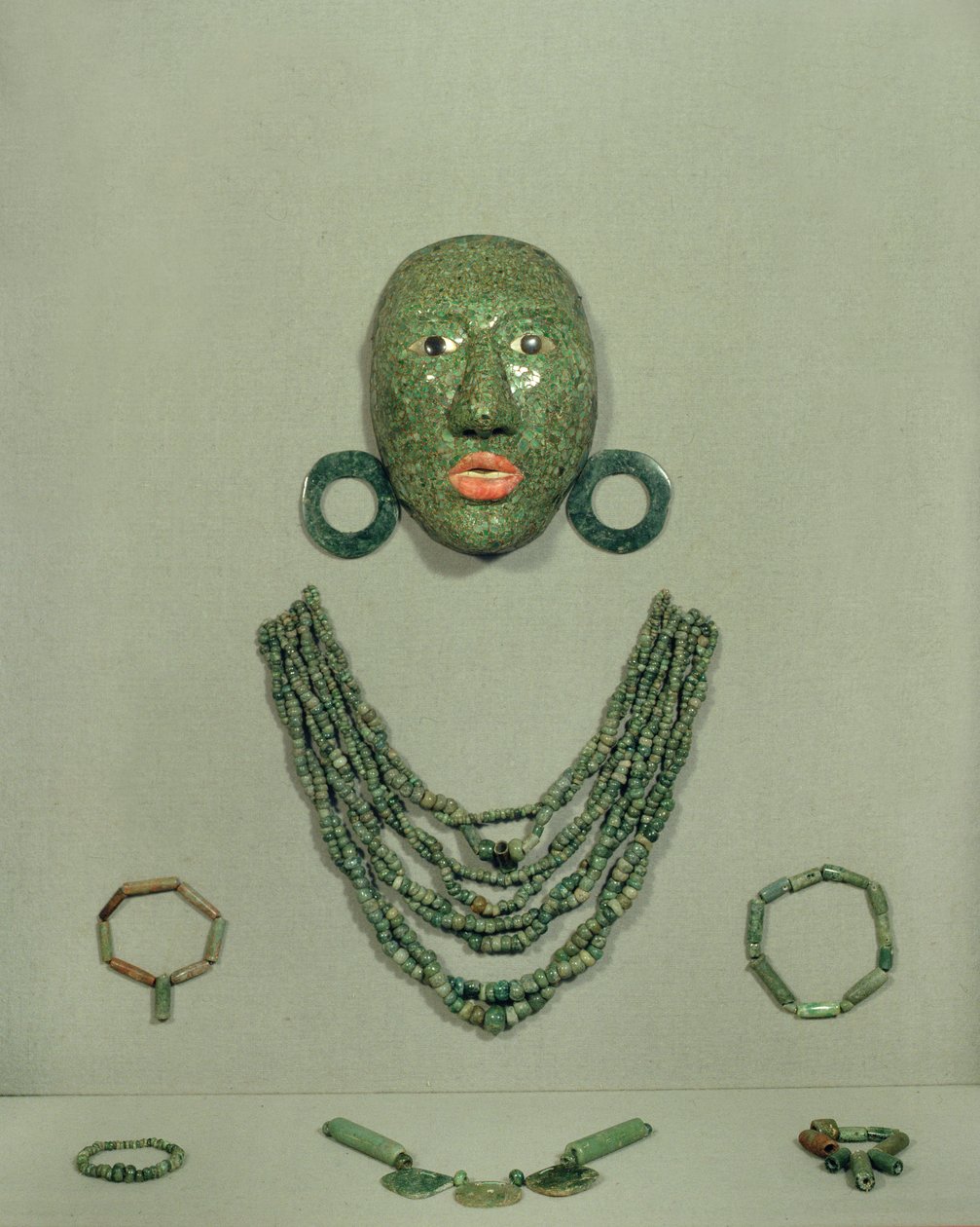 Calakmul hautausmaski kauluksella ja korvakoruilla, Yucatanin niemimaa, Meksikon myöhäisklassikko (600-900 jKr) (Jade) tekijältä Mayan