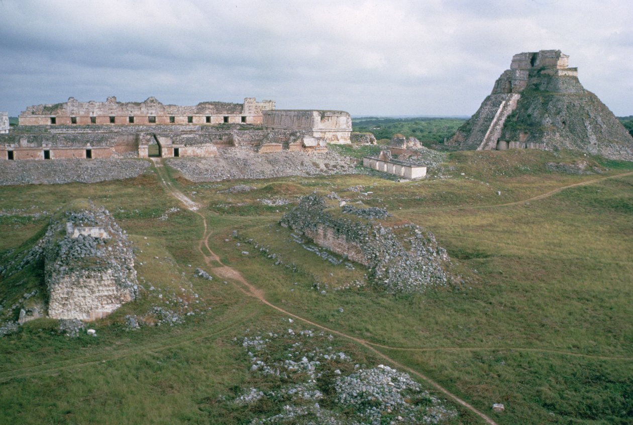 El Castillo ja nunnaluostari tekijältä Mayan