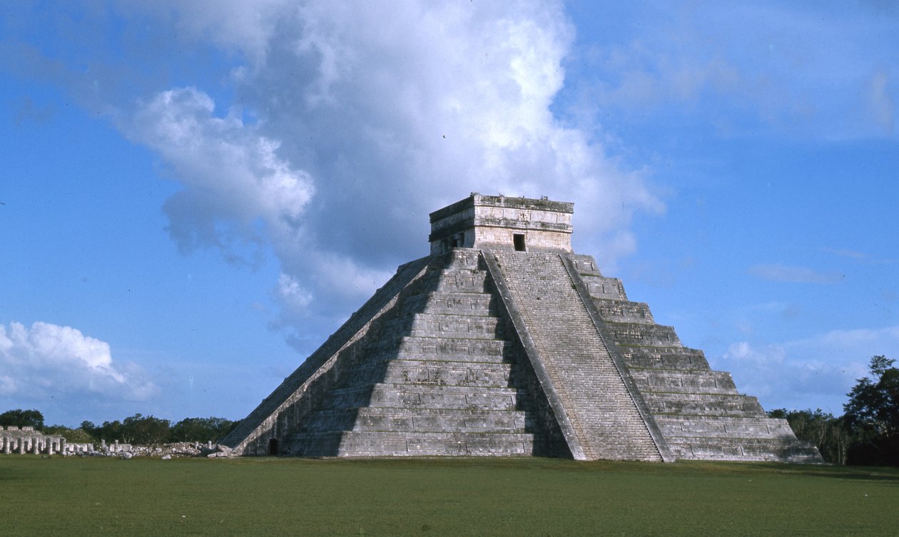 El Castillo, päiväntasaus Chichen Itzassa, klassisen jälkeinen ajanjakso n. 600-900 jKr tekijältä Mayan