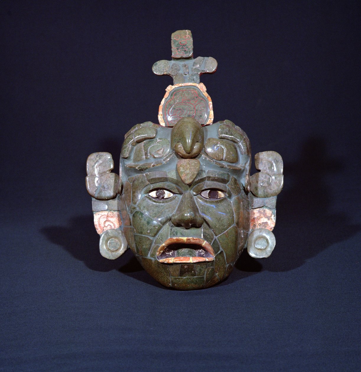 Hautausnaamio Tikalista, Petenistä, Guatemalassa, varhaisklassinen aika (n. 200-600 jKr) (jade, helmiäinen ja pyriitti) (katso myös 238269) tekijältä Mayan