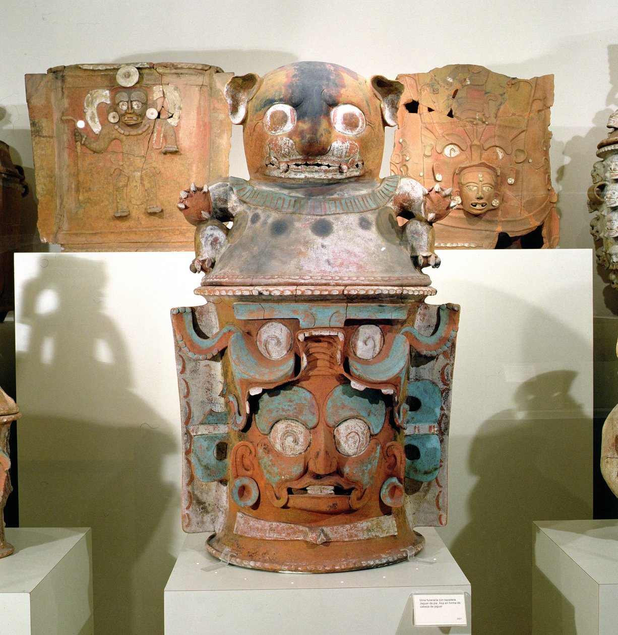 Ixil-hautauurna kissan kannella, Nebaj, Guatemala, Last Classic Period (900-1200) (monivärinen keramiikka) (katso myös 310160) tekijältä Mayan