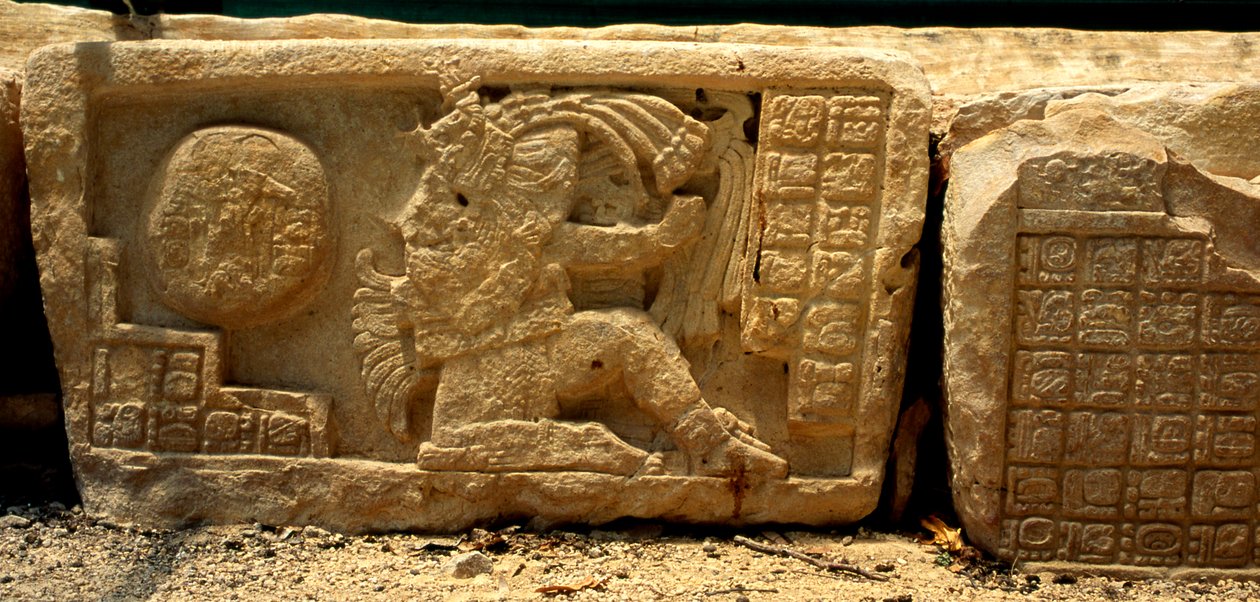 Matala kohokuvio pallosta, pallosta ja kuvauksen antavista kuvioista, myöhäinen klassikkokausi (700-900 jKr) tekijältä Mayan